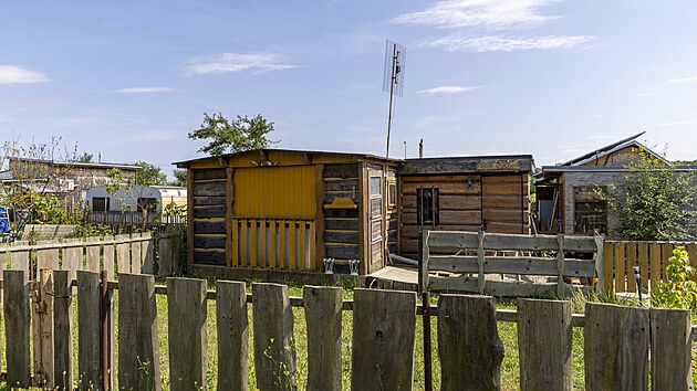 U pjezdu k novomlnsk ndri stoj na pozemku v Ptlukch karavany, bungalovy a rzn devn chatky, kter byly podle veden obce postaveny naerno. Zdej chatai a rekreanti ovem odmtaj, e by objekty vznikly nelegln.