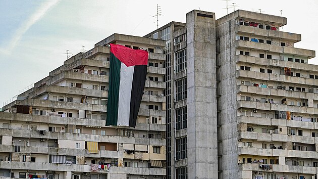 Na p�edm�st� Neapole se z��til balkon ve t�et�m pat�e. (23. �ervence 2024)