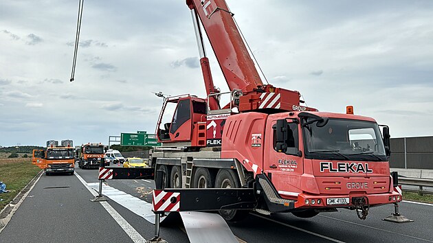 Na 3,5 km dlnice D1 ve smru na Brno se z kamionu vysypal tk nklad a pokodil povrch vozovky. (26. ervence 2024)