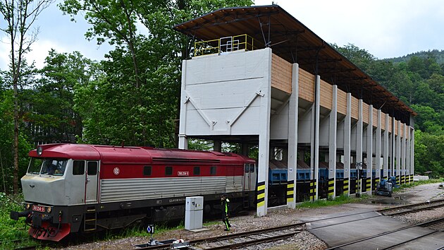 Star dopravnk v Liticch nad Orlic opt funguje. Kmen z pilehlho lomu se po nadrcen na potebnou velikost pepravuje pmo do pistavench elezninch vagon. Po kolejch pak m tam, kam je poteba.