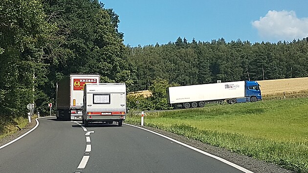 Na objzdn trase pes Kenov se zejmna v thlch stoupnch tvo kolony.