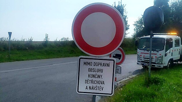 Obec Dtichov a Kunina si po dobu uzavrky silnice I/35 prosadily pln zkaz pro nkladn i osobn auta. ada idi si po nevyhovujcch silnicch zkracovala cestu.