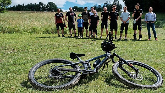 V novm trailovm centru Struhy v Turnov na okraji mstn sjezdovky se u projdj prvn cyklist. (7/24)