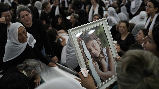 V dr�zsk�m m�st� Mad�dal �ams v ned�li dopoledne za�aly prvn� poh�by a na m�sto dorazily tis�ce truchl�c�ch. (28. �ervence 2024)