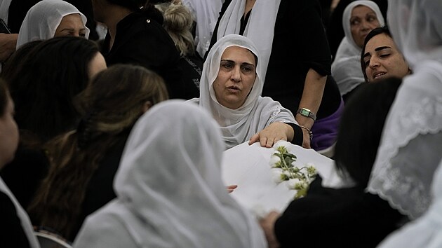 V dr�zsk�m m�st� Mad�dal �ams v ned�li dopoledne za�aly prvn� poh�by a na m�sto dorazily tis�ce truchl�c�ch. (28. �ervence 2024)