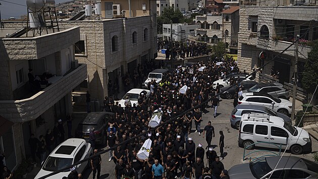 V dr�zsk�m m�st� Mad�dal �ams v ned�li dopoledne za�aly prvn� poh�by a na m�sto dorazily tis�ce truchl�c�ch. (28. �ervence 2024)