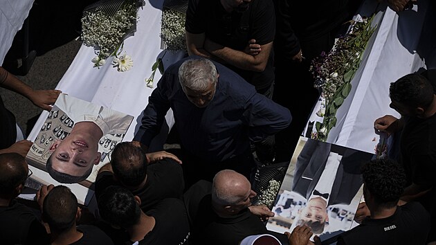 V dr�zsk�m m�st� Mad�dal �ams v ned�li dopoledne za�aly prvn� poh�by a na m�sto dorazily tis�ce truchl�c�ch. (28. �ervence 2024)