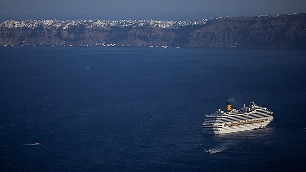 Ostrov Santorini trp� masivn�m p��valem turist� (29. �ervence 2024)