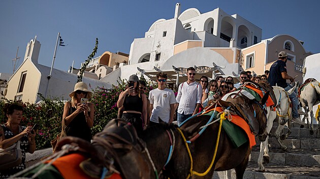 Ostrov Santorini trp� masivn�m p��valem turist� (29. �ervence 2024)