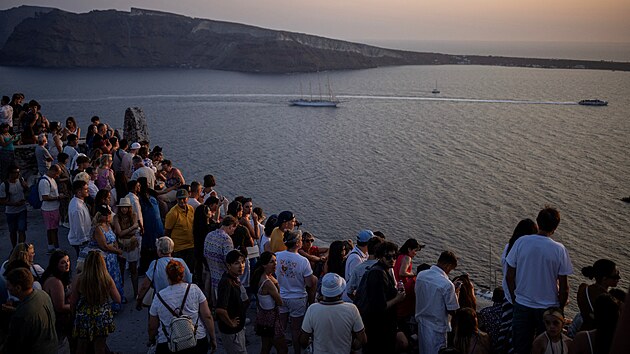 Ostrov Santorini trp� masivn�m p��valem turist� (29. �ervence 2024)
