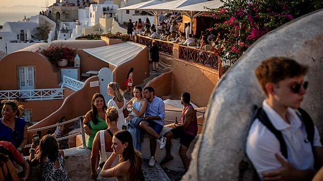 Ostrov Santorini trp� masivn�m p��valem turist� (29. �ervence 2024)