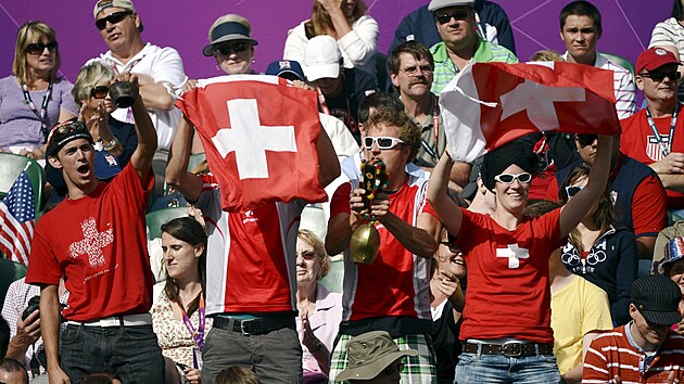 Netradiní úkaz ve Wimbledonu. Fanouci v kiklavých dresech bouliv fandili....