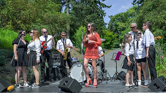 Obl�ben� kapela Laura a jej� tyg�i zahr�la v�doprovodu d�tsk�ho p�veck�ho sboru �steck� Bambini n�kolik skladeb se zv��ec� tematikou. Nemohla chyb�t p�se� Luskoun a netop�r, kterou skupina akci zah�jila.