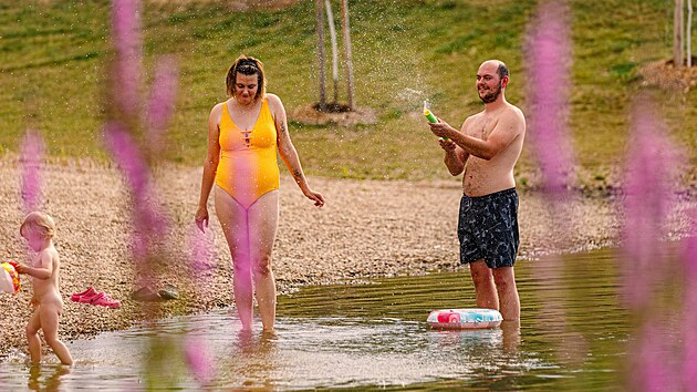 V idlochovicch u Brna 23. ervence 2024 oteveli povodov park jako opaten pro zadren vody v krajin. Lid ho vyuij i ke koupn.