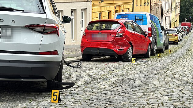 Opil idika v BMW nabourala auta zaparkovan v ulici Lumrova v Praze 4. (26. ervence 2024)