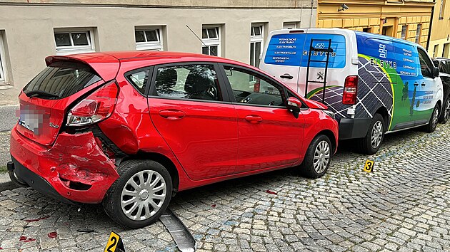 Opilá idika v BMW nabourala auta zaparkovaná v ulici Lumírova v Praze 4. (26....