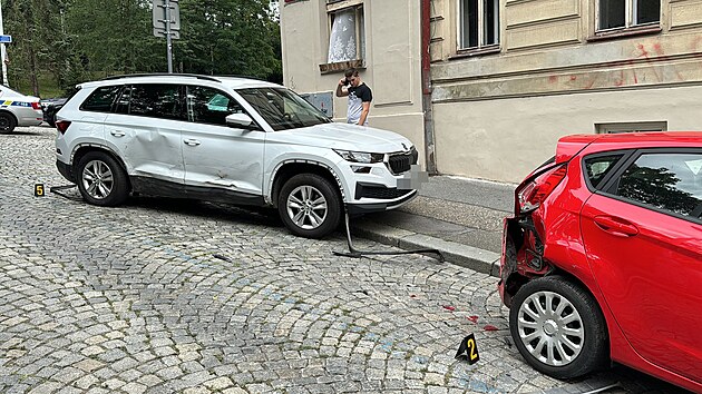 Opil idika v BMW nabourala auta zaparkovan v ulici Lumrova v Praze 4. (26....