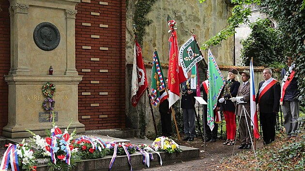 Pedstavitel Havlkova Brodu byli u hrobu Karla Havlka Borovskho pomrn astmi hosty. Pipomnali si zde dleit vro se spisovatelem a novinem spjat.