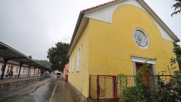 Pr��el� jednoduch� budovy dopl�uje na z�padn� stran� p�vodn� �idovsk� hv�zda a na v�chodn� evangelick� reli�f z roku 1974, kdy stavba pro�la rekonstrukc�.