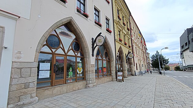 V prostorch nkdej Radnin restaurace na Masarykov nmst v Jihlav m vzniknout prodejna okoldovch specialit, kavrna a cukrrna. Nov pronajmatel objektu ale mus pokat na rekonstrukci historickho domu, kterou magistrt pipravuje.