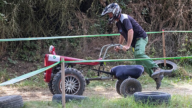 Tradin traktorida v ebnici na severnm Plzesku. (20. ervence 2024)