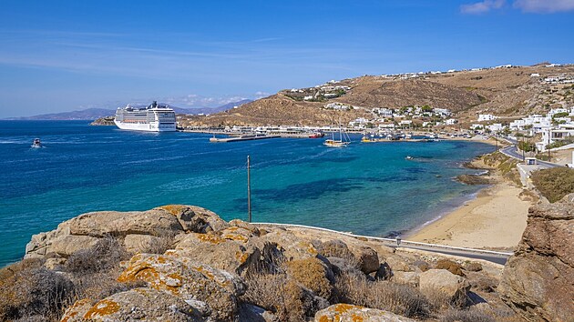 Pohled na v�letn� lo� v New Port v �eck�m Mykonosu (7. ��jna 2021)