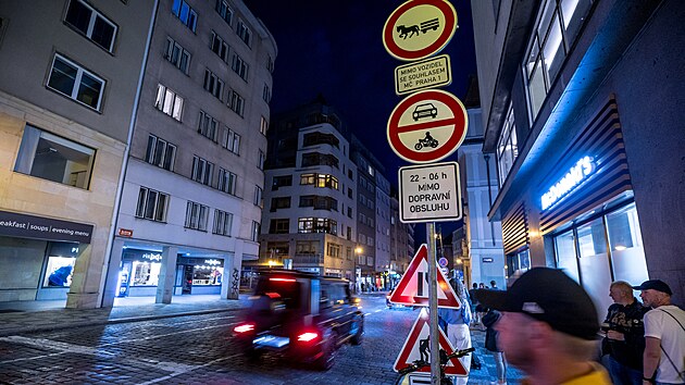 Opat�en� zakazuj�c� vjezd v no�n�ch hodin�ch do ulic v ��sti Star�ho M�sta za�alo platit v noci ze st�edy na �tvrtek. (25. �ervence 2024)