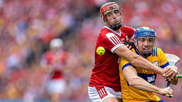 Momentka z celoirskho finle v hurlingu mezi Clare a Corkem v ervenci 2024. V...