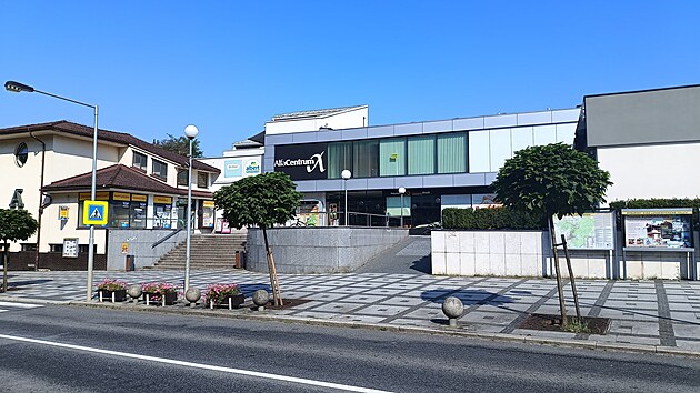 V Luha�ovic�ch se p�ed barem popralo sedm lid�, jeden z nich na m�st� zem�el. (21. �ervence 2024)