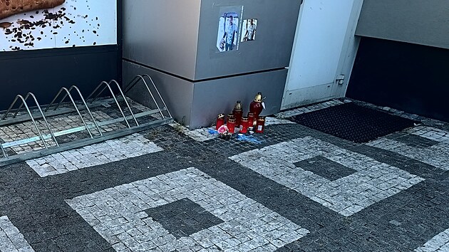 V Luha�ovic�ch se p�ed barem popralo sedm lid�, jeden z nich na m�st� zem�el. (21. �ervence 2024)