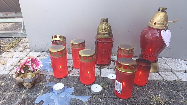 V Luha�ovic�ch se p�ed barem popralo sedm lid�, jeden z nich na m�st� zem�el. (21. �ervence 2024)