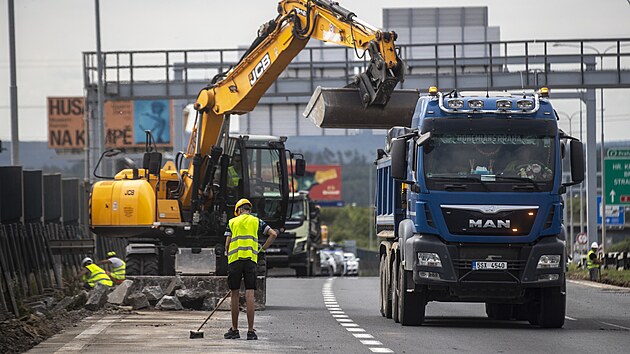 V Praze zaala uzavrka opravovanho jzdnho psu Praskho okruhu ve smru k dlnici D5 mezi Lochkovskm tunelem a mimorovovou kiovatkou na Slivenec. (23. ervence 2024)