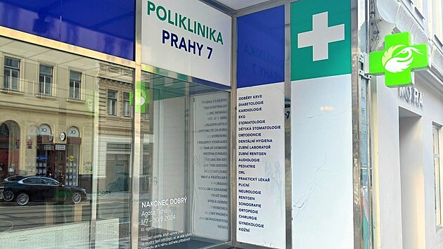 Ve vloze Polikliniky Prahy 7 se objevil umleck projekt mlad umlkyn Agty Tich. (23. ervence 2024)
