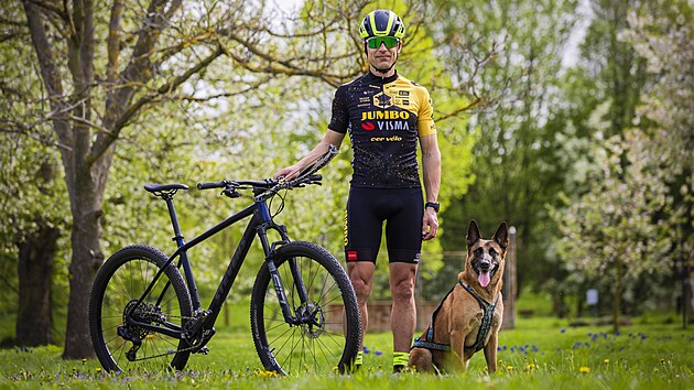 Ji�� �vancara je trojn�sobn�, ��aduj�c� mistr sv�ta v bikej�ringu � j�zd� na kole se psem � s belgick�m ov��kem.