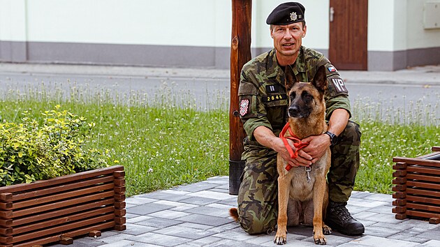 Ji�� �vancara je voj�kem z povol�n� � nyn� p��slu�n�k Velitelstv� Vojensk� policie Olomouc, u Arm�dy �R p�sobil tak� jako z�chran�� se psem. Moment�ln� pracuje s belgick�mi ov��ky jm�nem Yuki de Alphaville Bohemia a Pito.