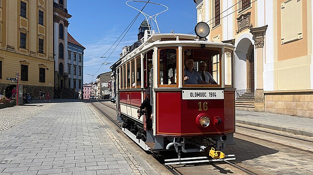 Do ulic Olomouce po 68 letech znovu vyjela obnoven historick tramvaj slo 16, kter tu jezdila v letech 1914 a 1956. (22. ervence 2024)