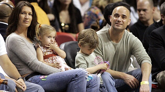 Steffi Grafov� s man�elem Andr�m Agassim a jejich d�tmi, synem Jadenem a dcerou Jaz (Miami, 2006)