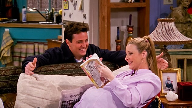 Matthew Perry a Lisa Kudrowová v seriálu Přátelé (2004)