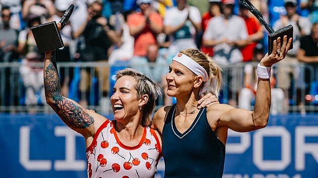 Bethanie Matteková-Sandsová (vlevo) a Lucie afáová po finále tyhry na...