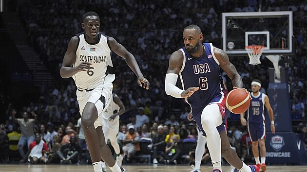 LeBron James (vpravo) ze Spojených stát� uniká jihosúdánskému talentu Khamanu...