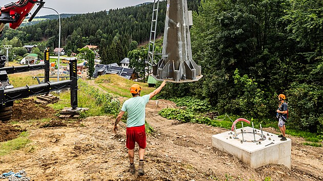 Speciln dlkov ovldan jeb instaluje podpry nov lanov drhy v arelu Marta I v Detnm v Orlickch horch.