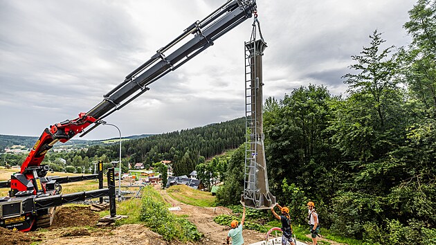 V esku zcela uniktn jeb nem kabinu. Rameno ovld opertor stojc opodl.