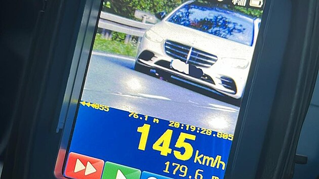 Policist zastavili u Hradce Krlov idie kvli vysok rychlosti.