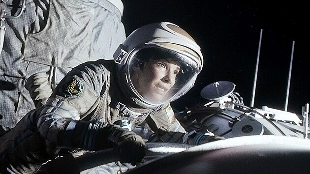 Sandra Bullockov ve filmu Gravitace (2013)
