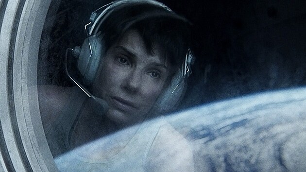 Sandra Bullockov ve filmu Gravitace (2013)