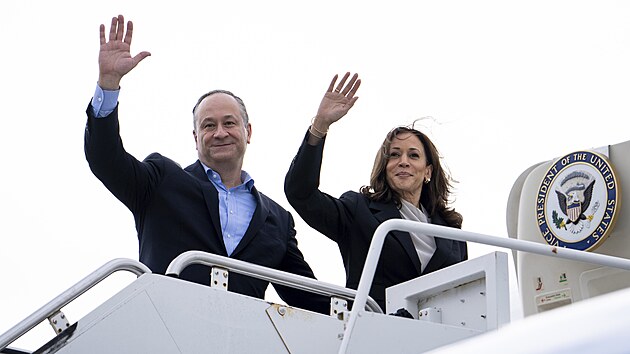 Viceprezidentka USA Kamala Harrisová společně s manželem Douglasem Emhoffem mává z Air Force Two na letecké základně ve státě Delaware. (22. července 2024)