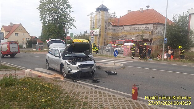 Pmo ped hasiskou zbrojnic bouralo v sobotu dopoledne osobn auto. Pan Ale pispchal zrannm na pomoc. O nkolik hodin bojoval o ivot.