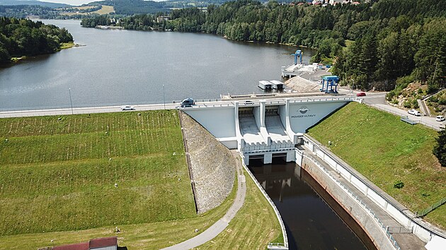 Hrz vodnho dla Lipno I je kombinovan, vt st je sypan, st betonov.