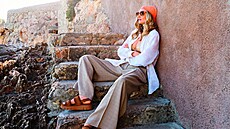 Volné kalhoty, ledabyle zapnutá ko�ile a pod to klidn� jen plavky � i tak si v...