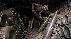 D�lost�elec z ukrajinské 24. mechanizované brigády obsluhuje houfnici M-109...